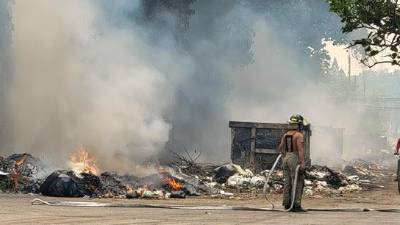 Los bomberos acudieron a sofocar el incendio en el basurero clandestino que se ha formado en el barrio Cabañas y los pobladores ya no lo soportan.