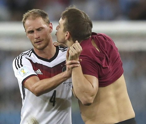 Interrumpe el partido para besar a defensa alemán