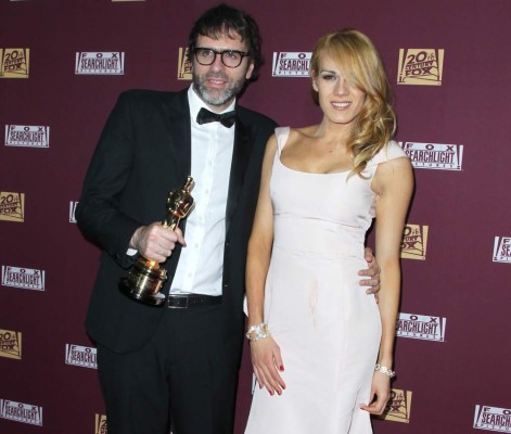 Novia transexual roba halagos a guionista