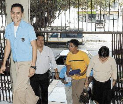 Disputa en el JTR por faldas cortas