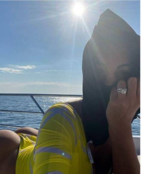 Recientemente, Georgina Rodríguez ha revolucionado a sus fans publicando este selfie tan sugerente que se ha hecho en la cubierta de un barco mientras tomaba el sol. También ha querido mostrar sus joyas más preciadas. Se trata de dos anillos, una alianza con diamantes y otra pieza única con una piedra central de gran tamaño, que han vuelto a hacer saltar todas las alarmas. <br/><br/>'Grande es aquel que para brillar no necesita apagar la luz de otros #amor #buenasvibraciones', escribió la modelo española en la foto.