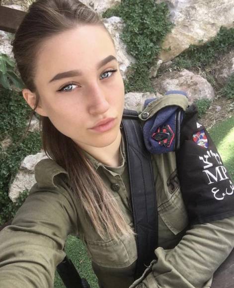 Ella trabajó como oficial de combate desde los 18 años cuando fue reclutada por las Fuerzas de Defensa de Israel. Sus padres la persuadieron para que eligiera un puesto seguro en una oficina.