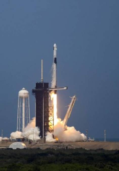 A bordo de la cápsula Crew Dragon, situada en la punta del cohete, viajan Doug Harley y Bob Benhken, dos astronautas que participaron en las misiones de los transbordadores canceladas por la NASA después del viaje del Atlantis en 2011.