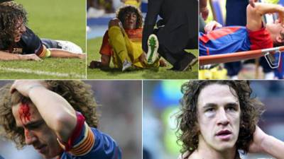 Jugadores de la selección de Dinamarca tratan de socorrer a su compañero Christian Eriksen, quien se desvaneció durante un partido de la Eurocopa ante Finlandia, el sábado 12 de junio de 2021 en Copenhague (Stuart Franklin/Pool via AP)