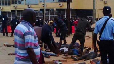 Los cuerpos de algunas de las víctimas son colocados a las afueras del estadio.