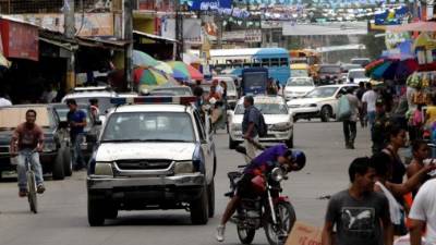 Las pocas patrullas vigilan el centro de la ciudad.