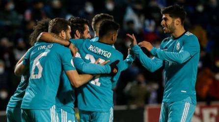 Jugadores del Real Madrid celebrando uno de los tres goles en la victoria ante Alcoyano.