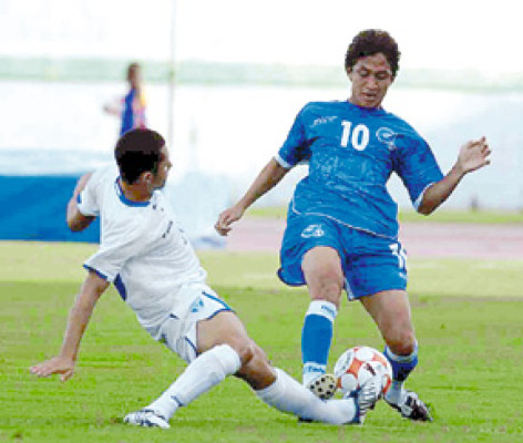 El Salvador nos amargó el debut