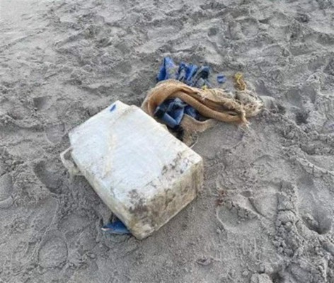 Bañista encuentra paquete de 30 kilos de cocaína en una playa