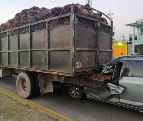 El impacto fue tan grande que la camioneta quedó totalmente desecha en la parte frontal.