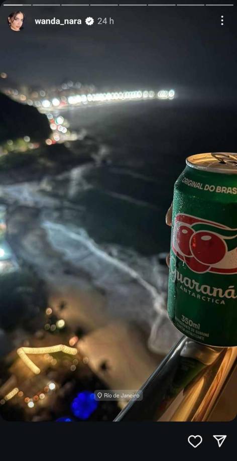 La empresaria y el cantante viajaron juntos por primera vez al exterior y registraron cada momento. Wanda Nara fue la primera en dejar registro de su estancia a través de Instagram, donde la siguen más de 16 millones de personas. Desde un balcón con vista al océano, la empresaria publicó una foto en la que aparece sosteniendo una bebida típica brasileña.