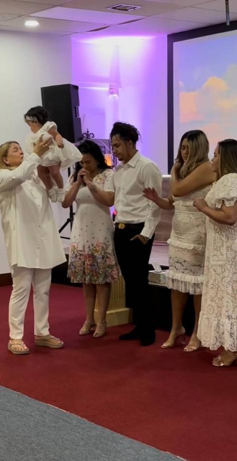 Al finalizar, se realizó una emotiva oración por la pequeña Summer Ivette, acompañada por sus padres y padrinos.