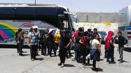 Decenas de solicitantes de asilo han sido devueltos por Estados Unidos a México para esperar las resoluciones de sus casos.