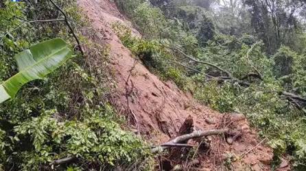 Derrumbe en La Ceiba que tiene incomunicadas 10 aldeas.