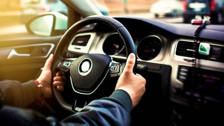 Mantener la concentración, la mirada fija en el camino y evitar distracciones con el teléfono móvil son clave para la seguridad al volante.