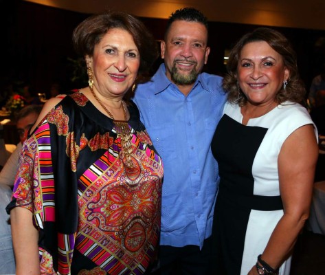 Napoleón Larach celebra su natalico