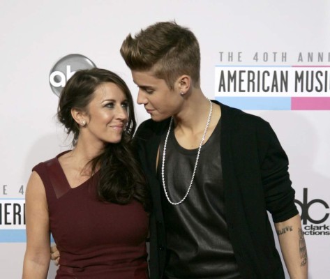 Justin Bieber apenas mantiene contacto con su madre