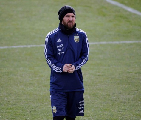 GRAF093. MADRID, 25/03/2018.- El delantero de la selección argentina, Lionel Messi, durante el entrenamiento realizado hoy en la Ciudad Deportiva de Valdebebas donde el equipo prepara el partido amistoso que disputará contra España el martes 27 en el Wanda Metropolitano. EFE/Víctor Lerena