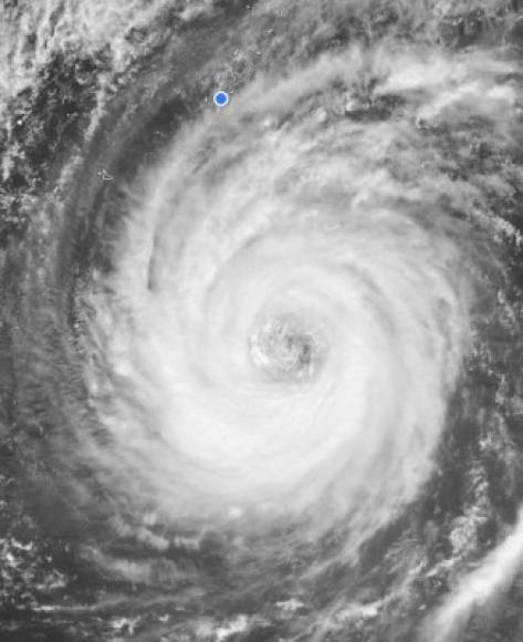 El usuario James Reynolds compartió esta imagen del tifón este jueves. El punto azul es Okinawa.