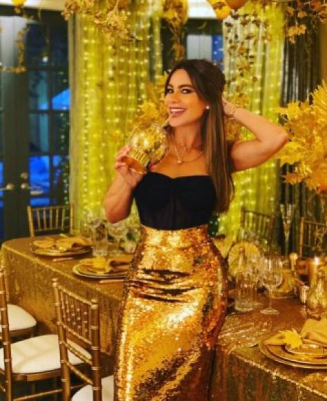 El color dorado predominó en la decoración y la vestimenta de la celebración de Sofía Vergara. Su fiesta estuvo llena de exquisita comida, vinos caros y mucha música, según lo mostró en las Stories de Instagram.