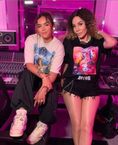 Ivy Queen y Karol G subieron esta imagen en sus respectivas cuentas de Instagram, donde se les puede ver en un estudio de grabación, todo parece que habrá dueto entre la reina y la princesa del regueatón,