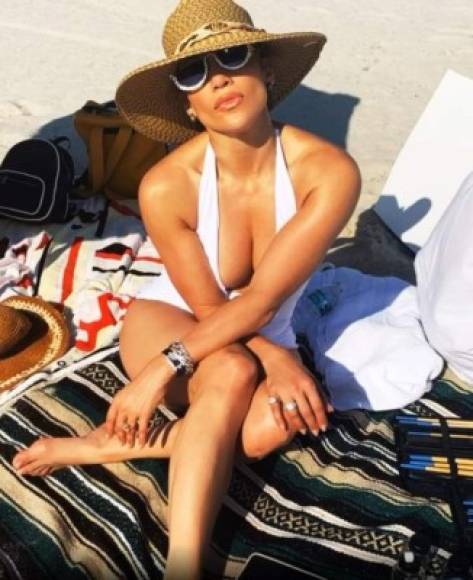 La cantante de 'Dinero' combinó su look con un sombrero para el sol de paja, gafas de sol deslumbrantes y el impresionante anillo de compromiso que le dio su novio Alex Rodríguez.