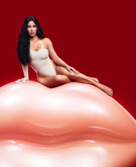 Los fanáticos detectaron el error este martes 20 de agosto cuando Kardashian West reveló imágenes de la campaña para su último lanzamiento de KKW Fragance en su página de Instagram.<br/><br/>