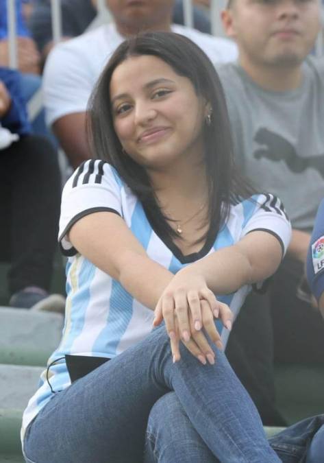 Una chica llegó identificada con la camiseta de la Selección Nacional de Argentina.