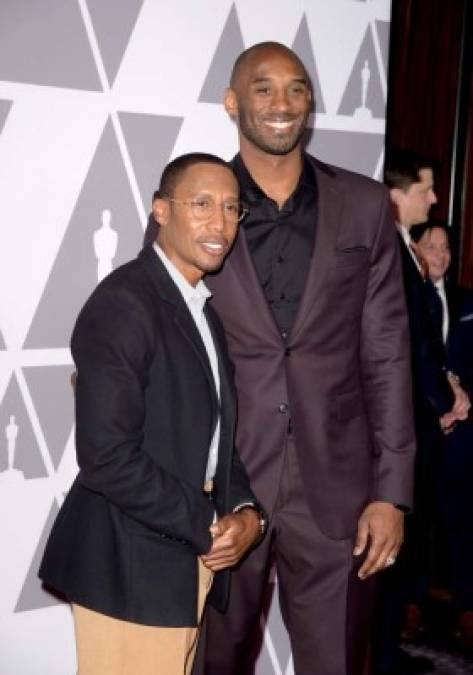 El cantante Raphael Saadiq (i) junto a la estrella de la NBA y nominado al Óscar Kobe Bryant.