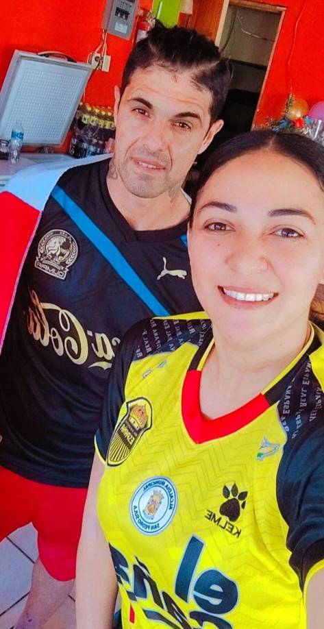 Ella es aficionada del Real España y él muestra su amor por el Olimpia, el equipo en el que hizo historia ganando ocho títulos y marcando más de 40 goles, muchos que fueron decisivos.