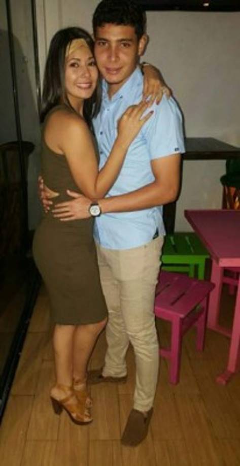 'Siempre trato de hacerle ver en qué falló, de igual forma le doy ánimos', señala la chica en referencia cuando el jugador pierde un partido con la máquina.