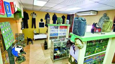 Como experiencia adicional, los visitantes se pueden colocar un paracaídas y tomarse fotos. el objetivo del museo es resaltar los valores de las FF AA, Policía Nacional y Bomberos. FOTOS: RICARDO LUQUE