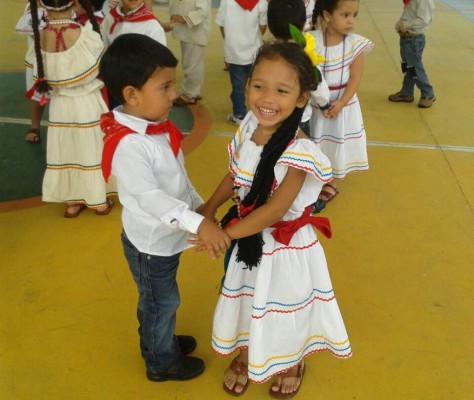 Escolares de San Pedro Sula celebran a Honduras