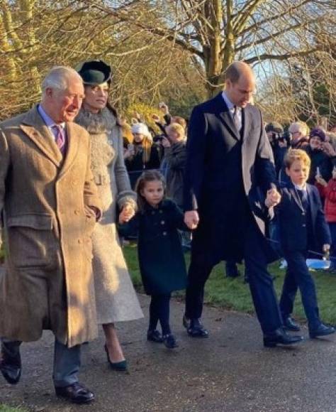 La familia real, que ha tenido un año 'movido' según la reina Isabel II, asistió el 25 de diciembre a la misa navideña. El príncipe Carlos encabezó la comitiva de su hijo mayor William.