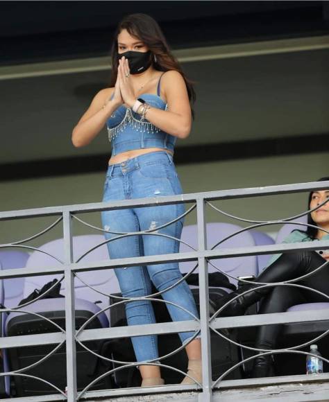 Sirey Morán estuvo en el palco observando el partido que su amado Real España perdió ante el Olimpia.