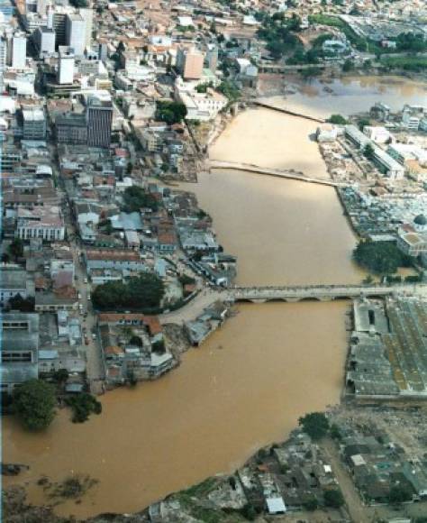 El huracán causó un enorme dique entre Tegucigalpa y Comayagüela que impidió el tránsito de personas por varias semanas.