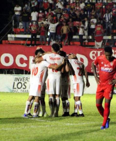 Jugadores dle Vida celebrando un gol contra la Real Sociedad en el estadio Francisco Martínez Durón de Tocoa.