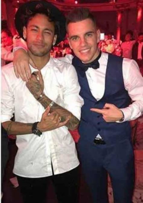 Neymarm la pasó a lo grande en su fiesta.