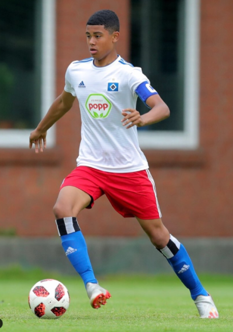 Leonardo, nacido el 1 de enero del 2005, es un mediocampista que en la actual temporada suma 14 partidos y una asistencia con el equipo Sub-19 del Hamburgo.