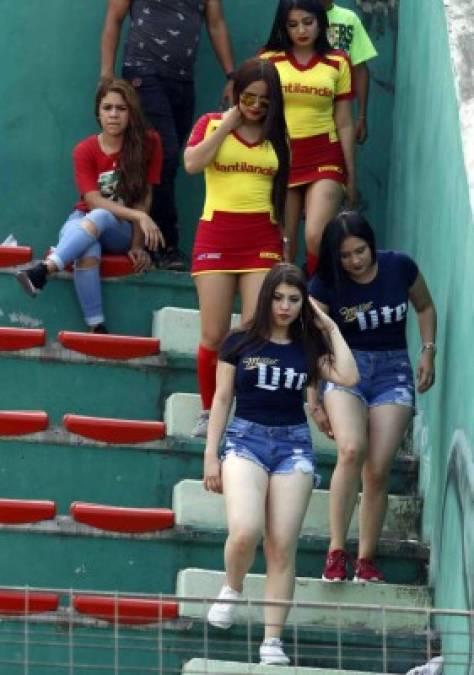 Las bellas edecanes que pusieron el color en el estadio del Marathón.