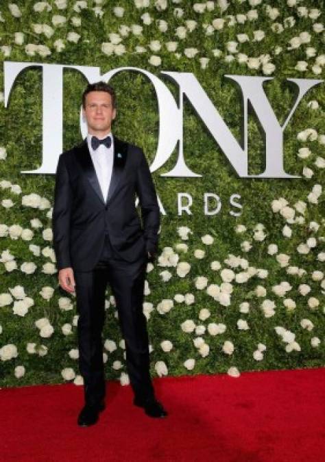 Jonathan Groff elegante en un 'tux' clásico. El presentador complementó su traje con un broche de ampersand, símbolo del Movimiento Conjunto de GLAAD, que significa solidaridad con todas las comunidades que sufren discriminación.