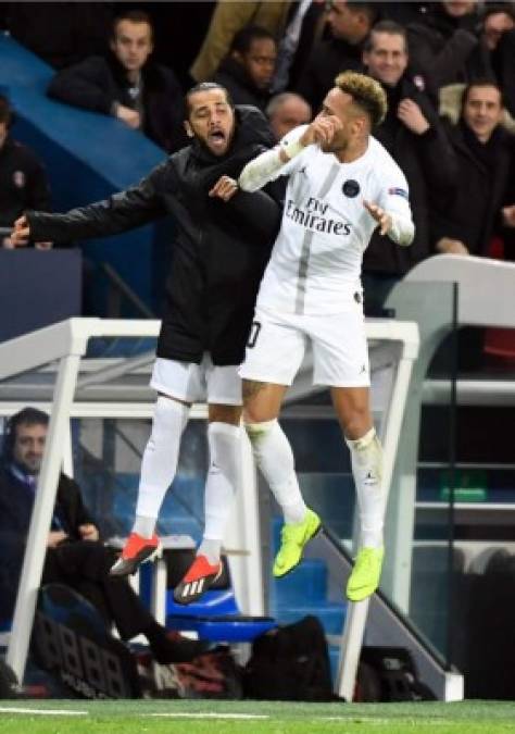 Neymar también celebró el gol con su compatriota Dani Alves.