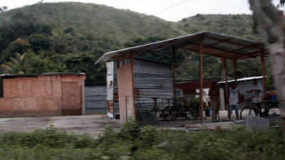 Casas pequeñas de madera han sido edificadas en el predio ubicado al fondo de la colonia La Sabana.