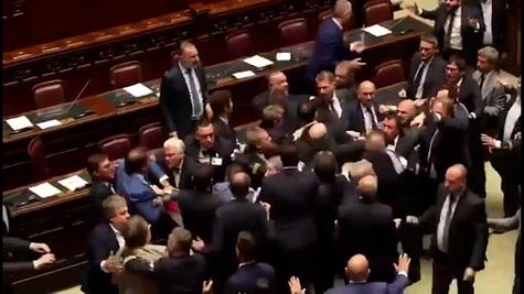 Diputados italianos se van a los golpes en el Parlamento