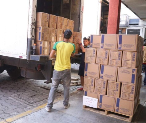 Envían nueve camiones cargados de medicamentos al hospital Mario Rivas