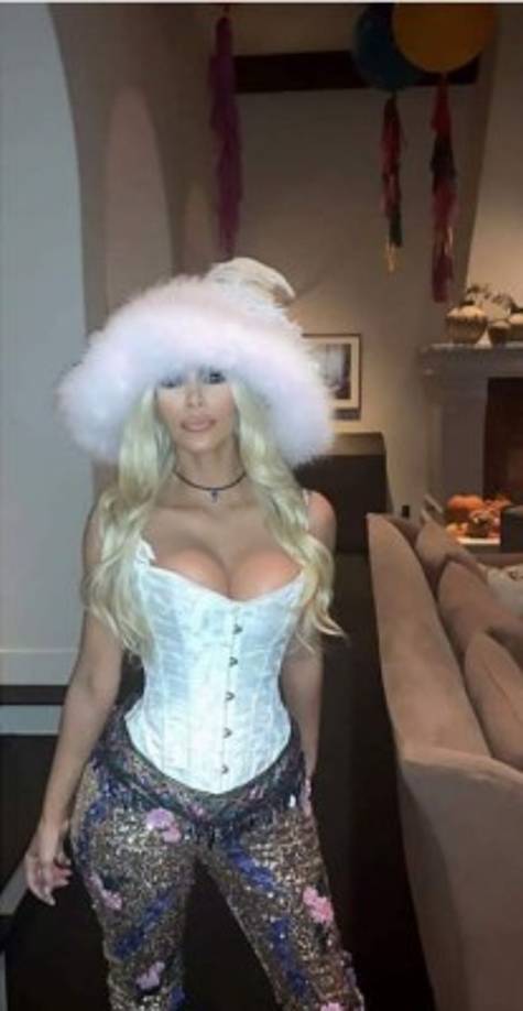 Pero andar en ropa interior no es tan práctico, así que al igual que el resto de sus hermanas Kim cambiaría su disfraz, la celebridad eligió vestirse como una bruja.