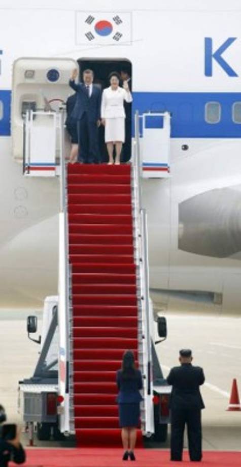 Kim recibió a su invitado en el aeropuerto internacional de Pyongyang, el lugar desde donde había supervisado los lanzamientos de misiles que provocaron graves tensiones entre las dos Coreas el año pasado.