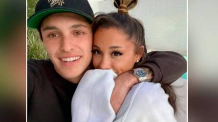 Ariana Grande y su esposo Dalton Gomez.
