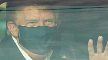 Trump saludó desde un carro blindado a sus seguidores. Foto: AFP