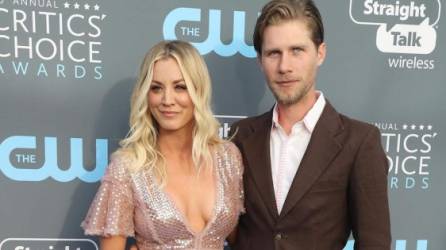 La actriz Kaley Cuoco y su marido Karl Cook.